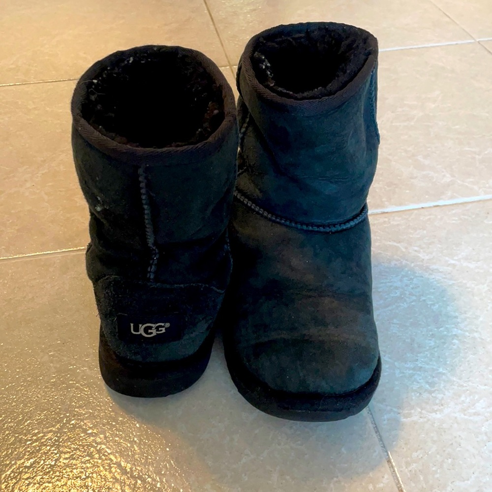 UGGS size 3 black gently used